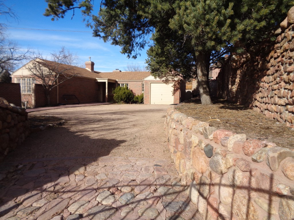 A photograph of the Women's Club located at 20 Mesa Road